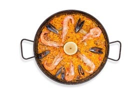 La paella es uno de los iconos de la cocina española, un plato conocido internacionalmente.