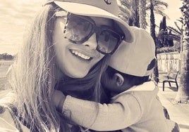 Rebeca Labara con su hijo en la fotografía que ha compartido con sus seguidores.