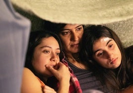 Pascale Kann, Rakhee Thakrar y Mia Tharia, en el filme.