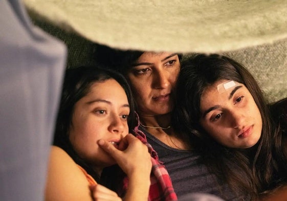 Pascale Kann, Rakhee Thakrar y Mia Tharia, en el filme.