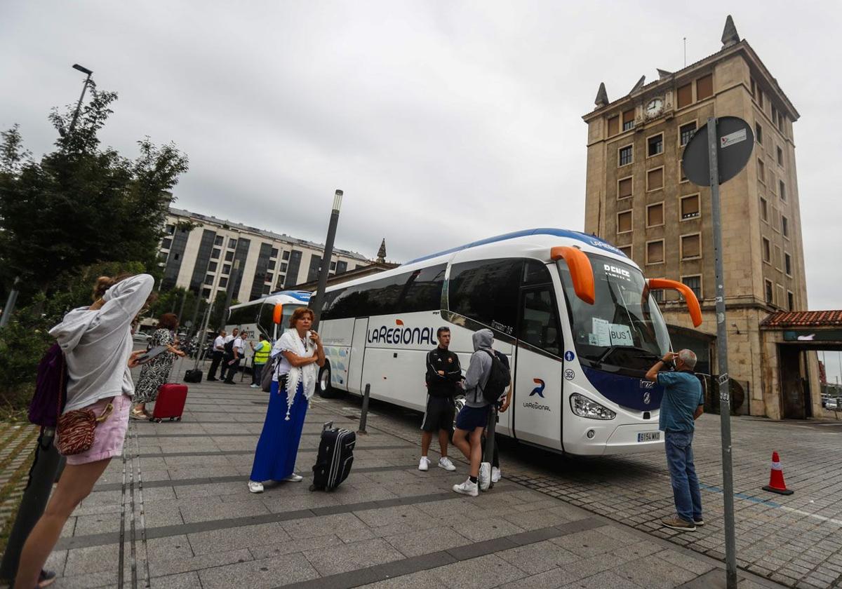 Renfe programa 72 viajes en autobús el próximo fin de semana por las obras entre Astillero y Orejo