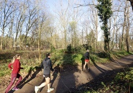 Vecinos practican deporte en el parque de Las Tablas de Torrelavega.