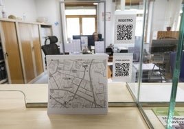 Información expuesta en el mostrador de Rentas para guiar a los vecinos a las otras dependencias municipales.