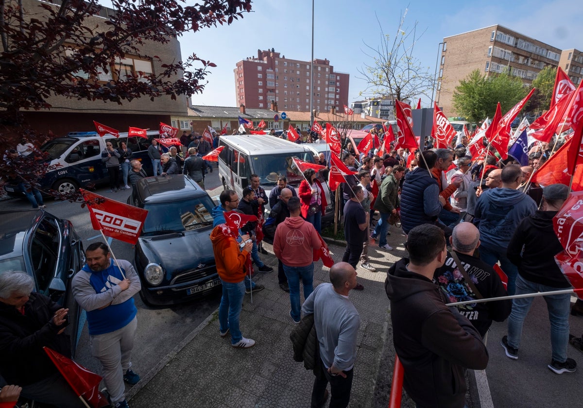 Concentración de delegados sindicales frente a la sede de Pymetal, en Santander.
