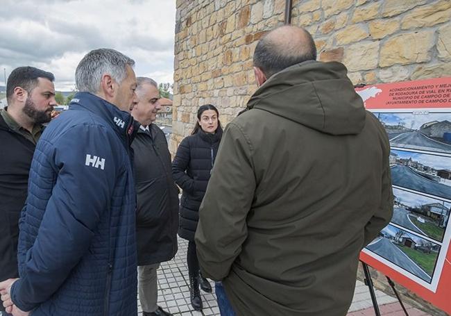 El consejero de Fomento, Roberto Media, y el alcalde de Campoo de Enmedio, Pedro Manuel Martínez, atienden a las explicaciones de los técnicos sobre un proyecto ejecutado en Requejo.