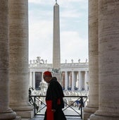 Un cardenal camina por el exterior de la basílica de San Pedro antes del Cónclave de hoy.