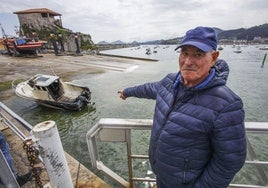 José Manuel Díaz Quintana señala, este martes, su Antioche 700 devorado ayer por las llamas en el muelle de San Guillén, en Castro Urdiales. Uno nuevo costaría 70.000 euros.
