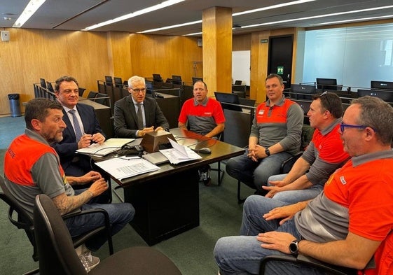 Félix de las Cuevas y Francisco Conde con los representantes de los trabajadores