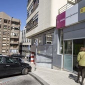 Una mujer entra a una oficina de Empleo de Santander.