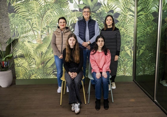 De izquierda a derecha y de arriba abajo: Carlos Díez y María Díaz (mentor), Fátima Gómez (jefa de estudios), Alba Rodríguez y Aitana del Árbol (estudiantes).