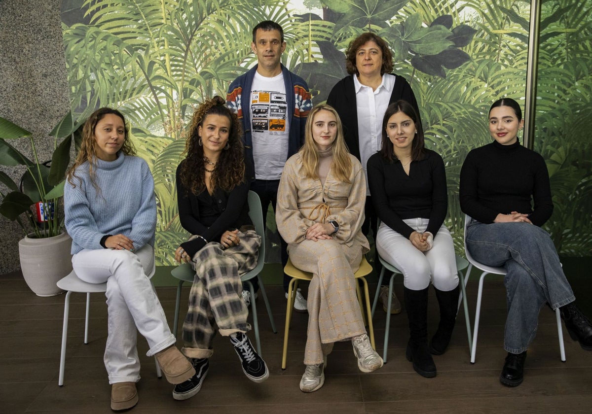 De izquierda a derecha y de arriba abajo: Rubén Suárez (jefe de departamento), Natalia Solana (tutora), Paula Rado, Lucía García, Sofía Sánchez, Celia Álvarez y Sharid Saray Fuentes (estudiantes).