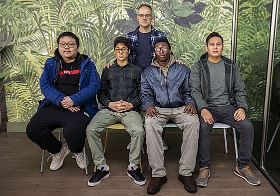 De izquierda a derecha y de arriba abajo: Óscar Lanza (tutor), Xi Guan, Maykel Kenneth Santander, Epifanio Cristiano Ekube y José Luis Calderón (estudiantes)