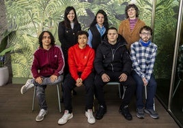 De izquierda a derecha y de arriba abajo: Lourdes Obregón y María del Carmen Alonso (mentor), Raquel Fernández (tutora), Abel Sánchez, Josué Alejandro Díaz, Samuel Barreda y Óscar Fernández (estudiantes).