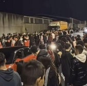 En la imagen se pueden apreciar varios vehículos rodeados de jóvenes en la quedada del pasado viernes en el polígono de Raos.