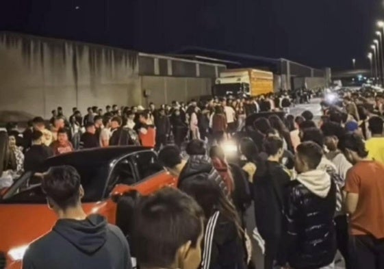En la imagen se pueden apreciar varios vehículos rodeados de jóvenes en la quedada del pasado viernes en el polígono de Raos.