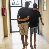 Dos menores extranjeros no acompañados, en un centro español.