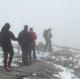 Imagen principal - Rescatan a tres jóvenes desorientados entre la niebla y la nieve a más de 2.300 metros en Picos