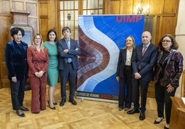El cartel del artista santanderino Juan Uslé, que presidirá los Cursos 2025, flanqueado por Margarita Alfaro, Eugenia Gómez de Diego, Gema Igual y Carlos Andradas, a la izquierda; e Isabel Urrutia, Francisco García y Matilde Carlón, en la presentación del verano académico y cultural.