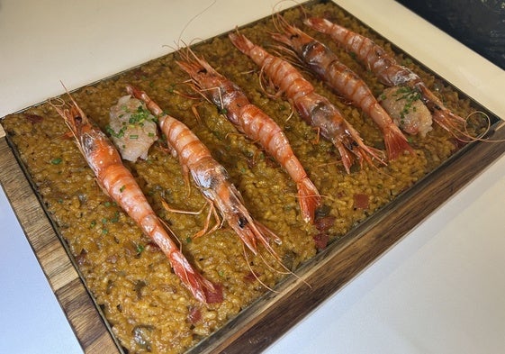 Arroz con gambas rojas y su tartar ahumado presentado en llauna.
