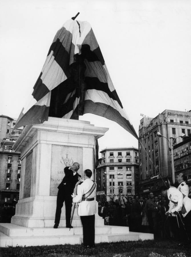 Inauguración, el 24 de julio de 1964, de la estatua ecuestre de Francisco Franco, situada en la plaza del Generalísimo, próxima al Ayuntamiento de Santander.
