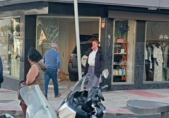 Un hombre de 82 años empotra su coche contra una tienda de ropa en Castro Urdiales