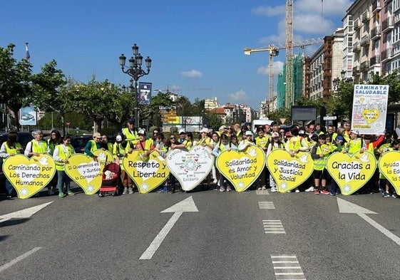 Los participantes de la Caminata Saludable en una de las paradas en el Paseo de Pereda.