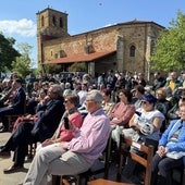 En primera línea, Claudie Navarro, hija de Felisa Montes Maza, acompañada por autoridades políticas.