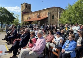En primera línea, Claudie Navarro, hija de Felisa Montes Maza, acompañada por autoridades políticas.