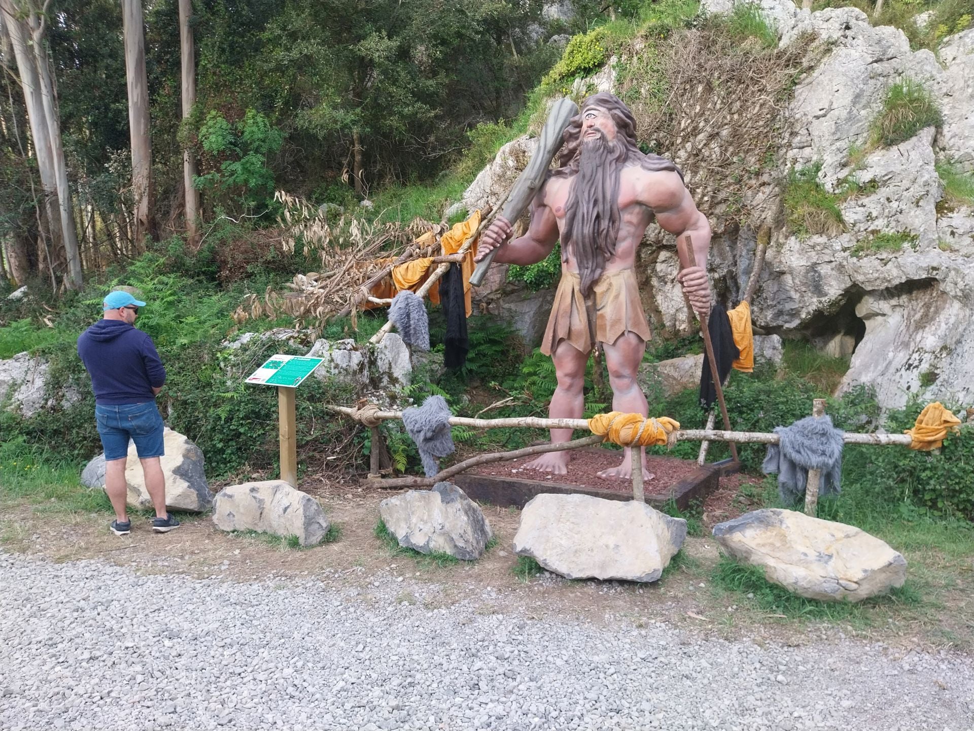 El ojáncano, un monstruo gigante, mide casi cuatro metros y tiene diez dedos en cada extremidad. 