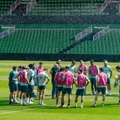 Los jugadores del Racing escuchan las instrucciones de José Alberto antes de la sesión de ayer.