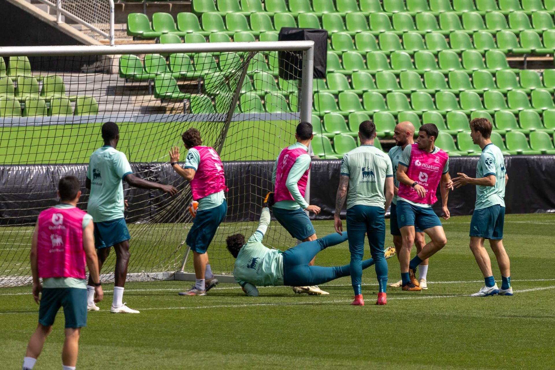 Parera encaja un gol durante el entrenamiento.