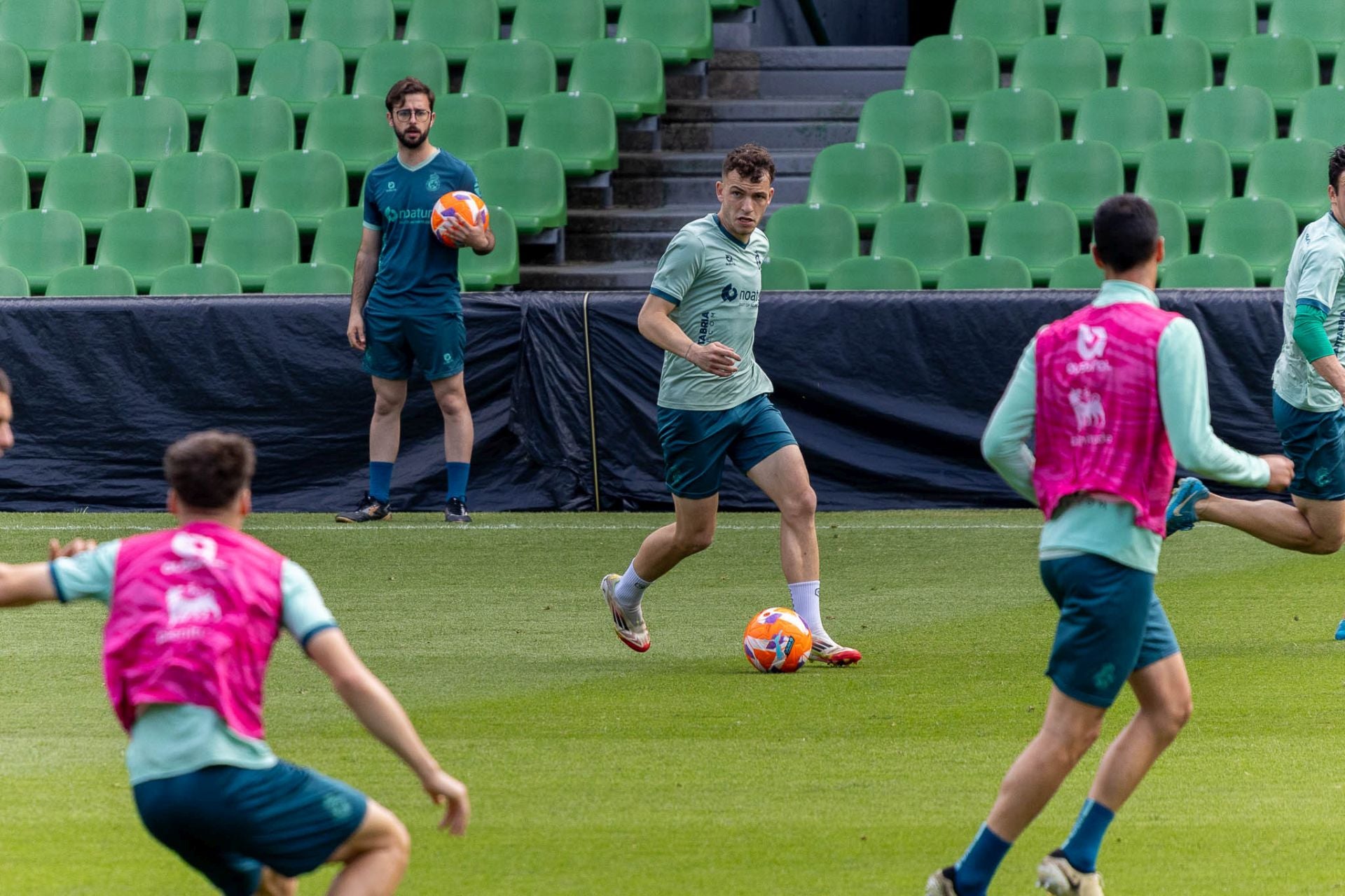 Íñigo Vicente, con el balón entre sus piernas.