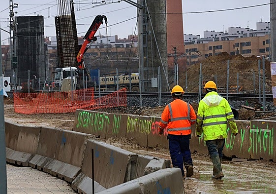 Dos trabajadores de las obras del AVE a Cantabria en el primer tramo en ejecución, a las afueras de Palencia.