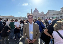 Mario Vara, en la plaza de San Pedro, unos minutos antes de que se haya producido la fumata blanca.