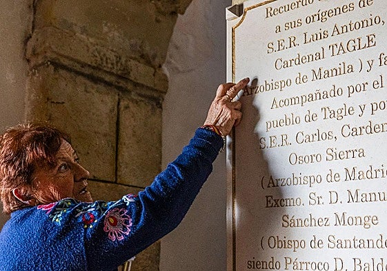 Elena Delgado muestra la placa en recuerdo de la visita del cardenal Tagle que luce en la iglesia de San Pedro de Tagle.