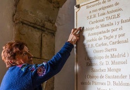 Elena Delgado muestra la plaza que hay en la iglesia de San Pedro de Tagle, en recuerdo de la visita el cardenal filipino Luis Antonio Tagle.