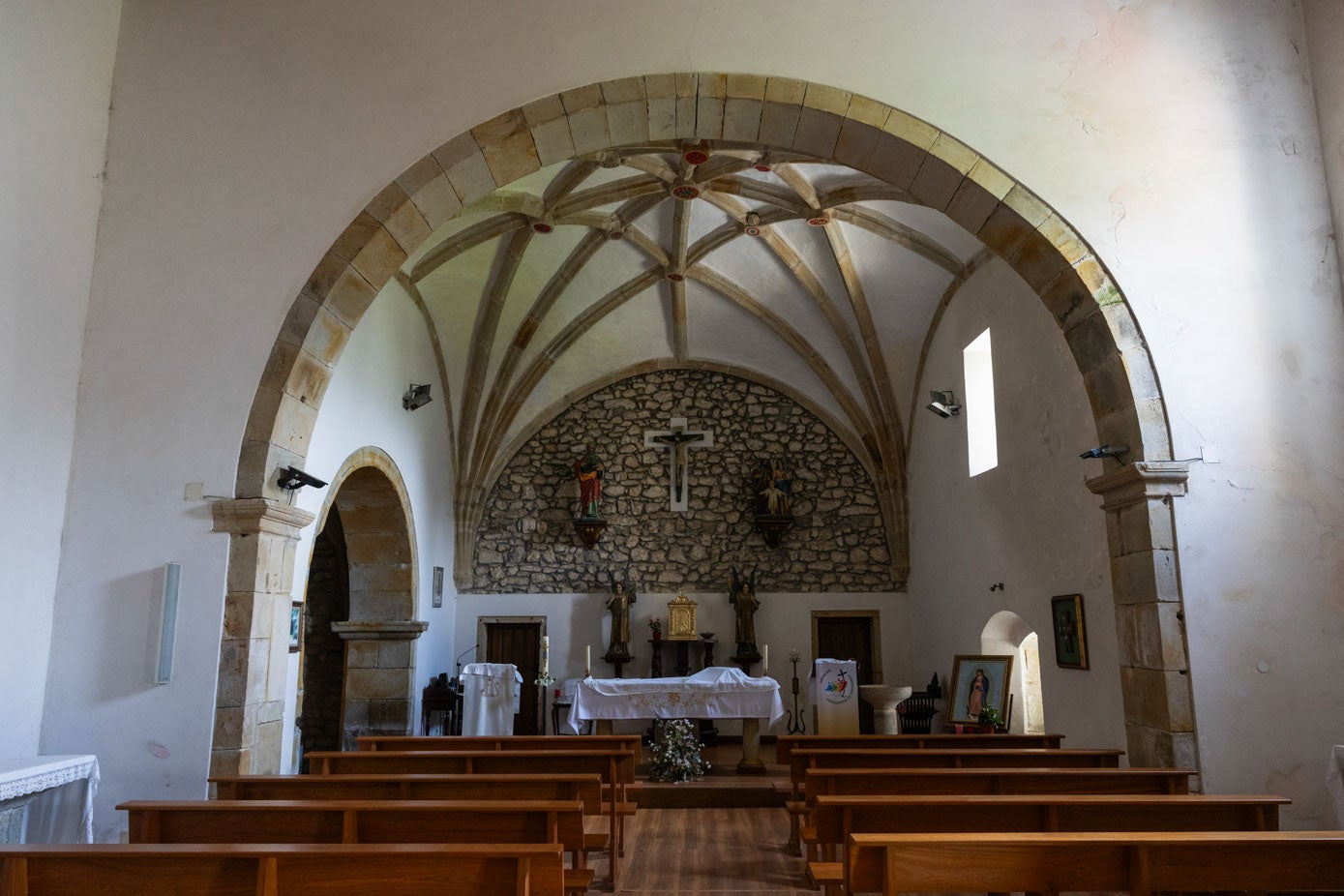 Imagen de la iglesia de San Pedro, que ya se ha convertido en un pequeño museo de la visita del papable a Tagle.