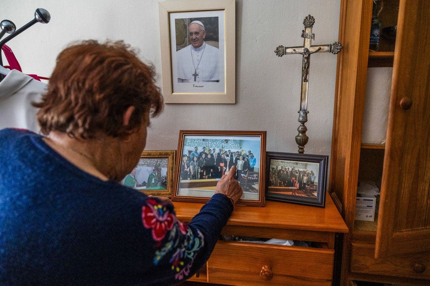 La anfitriona de este reportaje señala con el dedo la foto de familia que el cardenal Tagle se hizo con toda la familia que le acompañó a Cantabria.