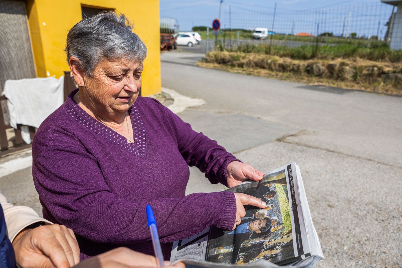 Carmen Palomera muestra el último reportaje que El Diario Montañés publicó sobre la visita de Luis Antonio Tagle a la localidad suancina.