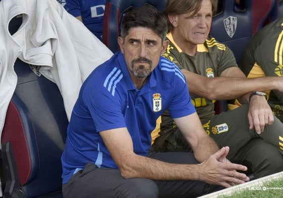 Veljko Paunovic, junto a Arzeno, en el banquillo de El Alcoraz.
