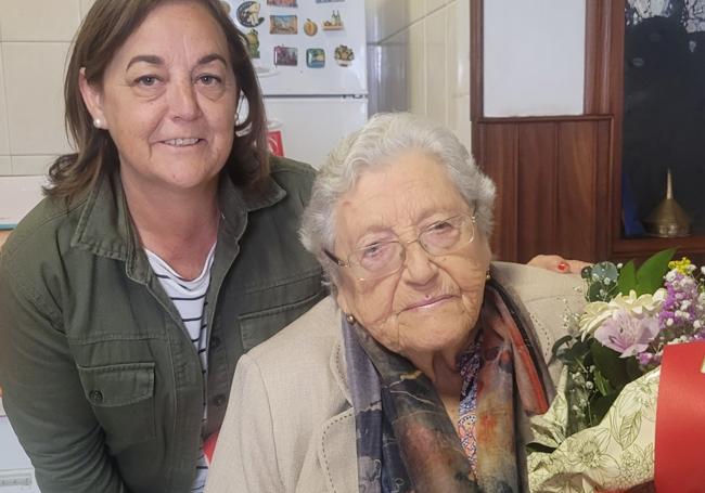 Araceli Iglesias junto a la centenaria María Sánchez