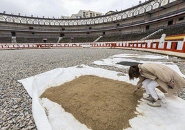 Muestra de arena extendida sobre el suelo del coso de Cuatro Caminos.