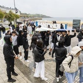 Los alumnos del IES Andreu Alfaro de Paiporta, de paseo ayer por El Sardinero.