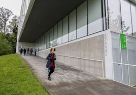 Zona de acceso al Centro Público de Educación de Personas Adultas Caligrama, en Torrelavega.