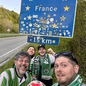 José, a la izquierda, y el resto del grupo a punto de cruzar la frontera de entrada a Francia.