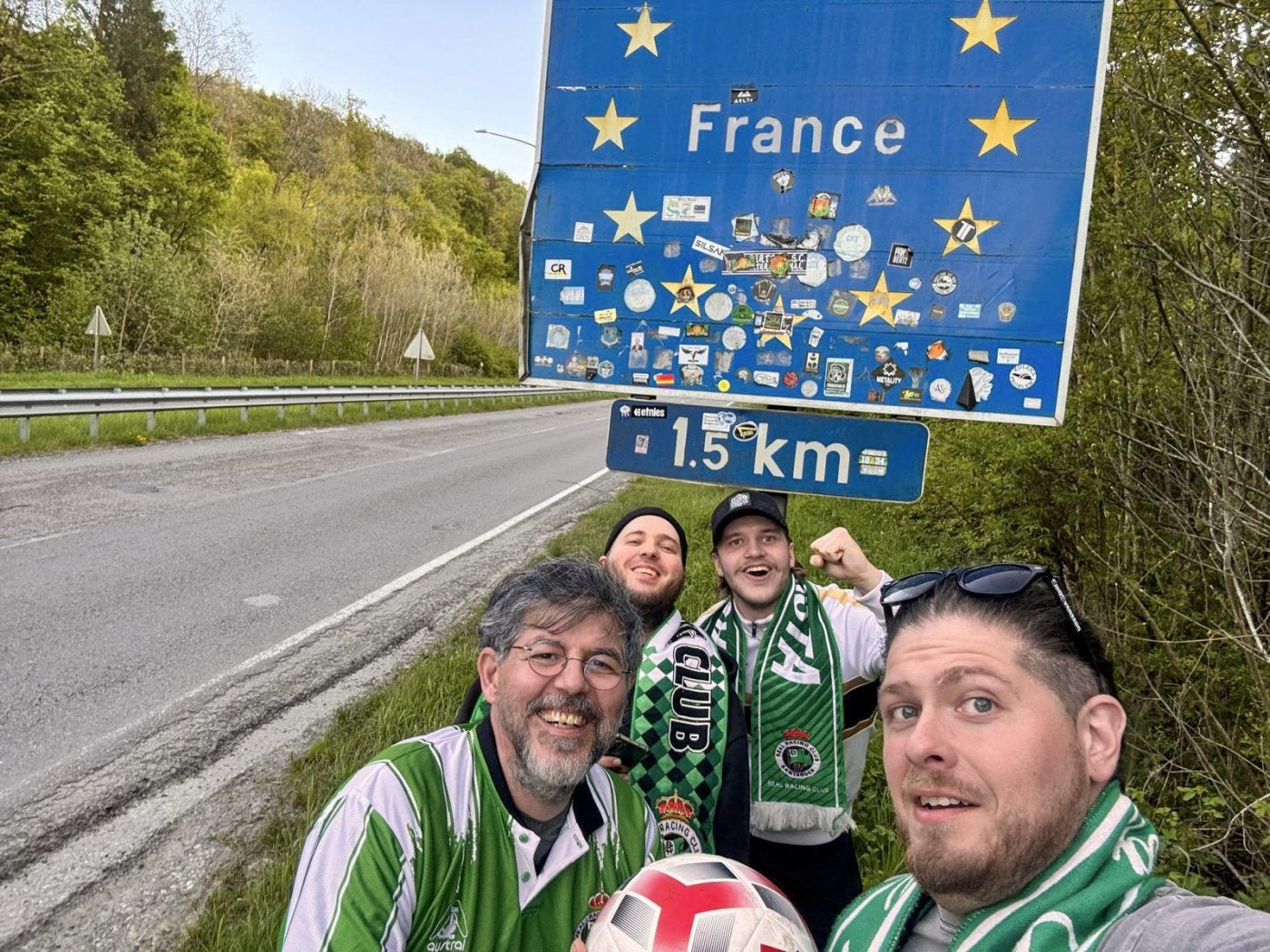 José, a la izquierda, y el resto del grupo a punto de cruzar la frontera de entrada a Francia.