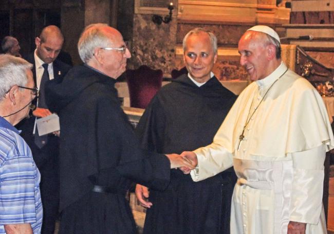 Robert Prevost, entonces general de los agustinos, presenta al padre Mariano Hernando al Papa Francisco.