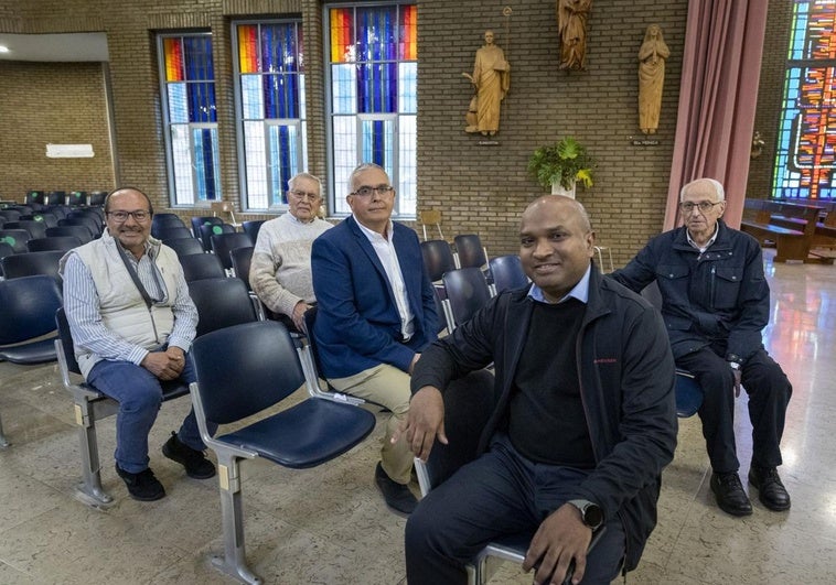 De izquierda a derecha, los padres Rubén París, Benito Gómez, Jesús Sedano, Robert Roy y Mariano Hernando, en la iglesia de Los Agustinos de Santander.