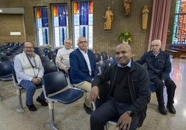 De izquierda a derecha, los padres Rubén París, Benito Gómez, Jesús Sedano, Robert Roy y Mariano Hernando, en la iglesia de Los Agustinos de Santander.