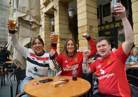Ainhoa Gómez (de blanco), cántabra que vive en Manchester, en Bilbao para la semifinal junto a su hermana Idoia y su marido Damian.